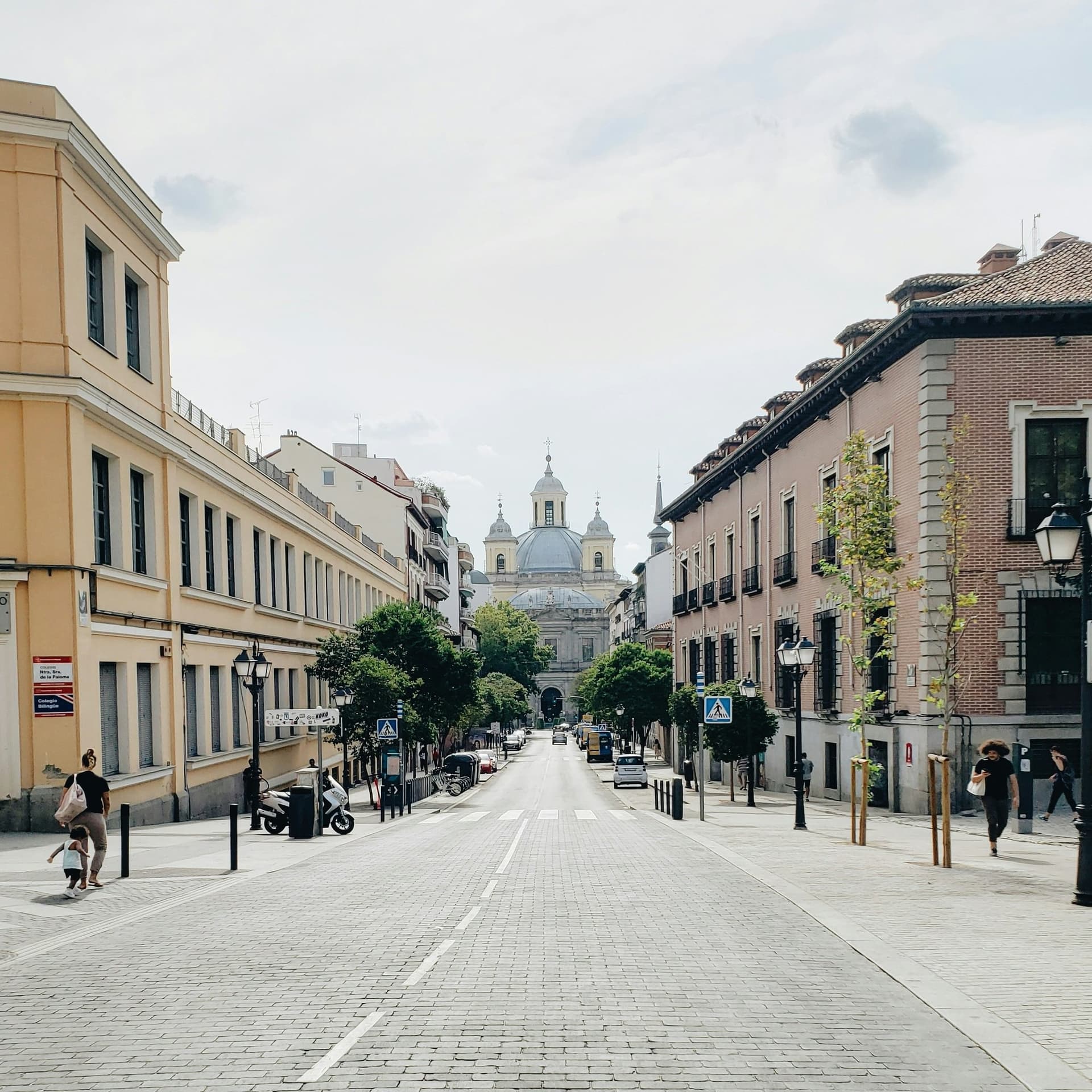 Façade historique et architecture prestigieuse du quartier Salamanca à Madrid
